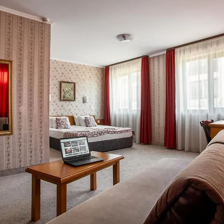 Real Hotel *